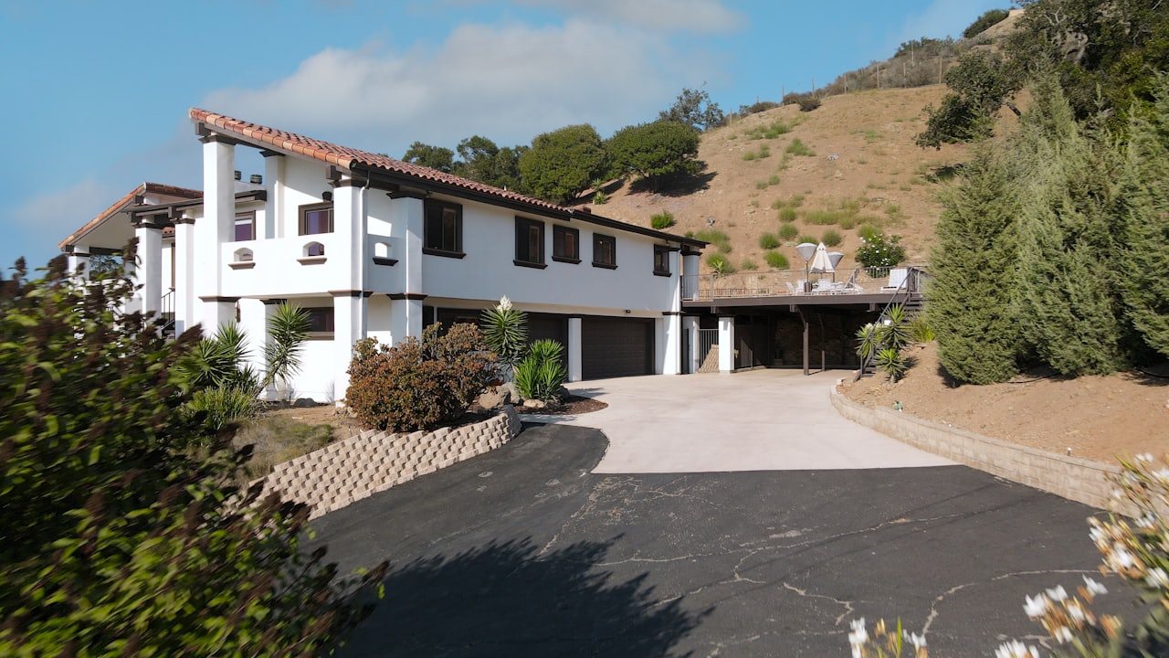 Mehrfamilienhaus mit Zufahrt